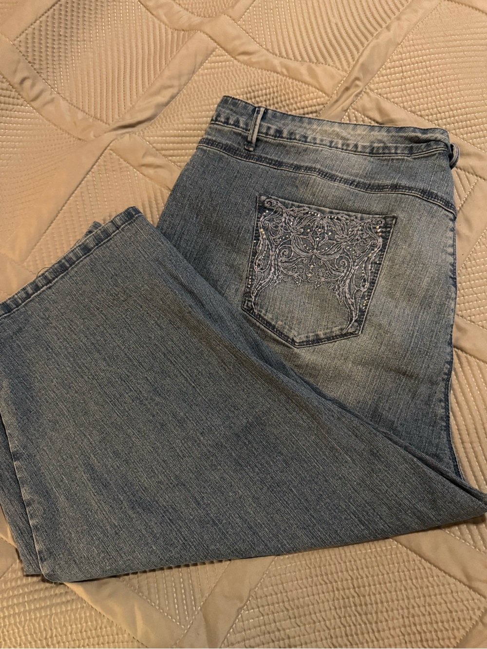 Gloria Vanderbilt Light Blue Embroidered Pocket Capris